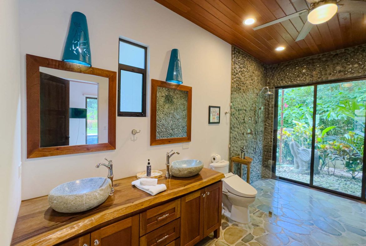 PROPERTY WITH 2 BEDROOM HOUSE AND A GUEST HOUSE, IN PLATANILLO – 3.35 ACRES