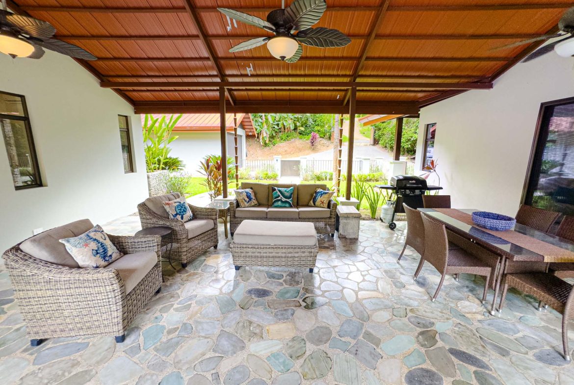 PROPERTY WITH 2 BEDROOM HOUSE AND A GUEST HOUSE, IN PLATANILLO – 3.35 ACRES