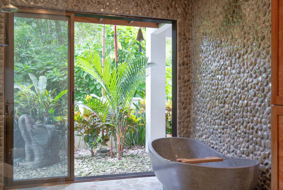 PROPERTY WITH 2 BEDROOM HOUSE AND A GUEST HOUSE, IN PLATANILLO – 3.35 ACRES