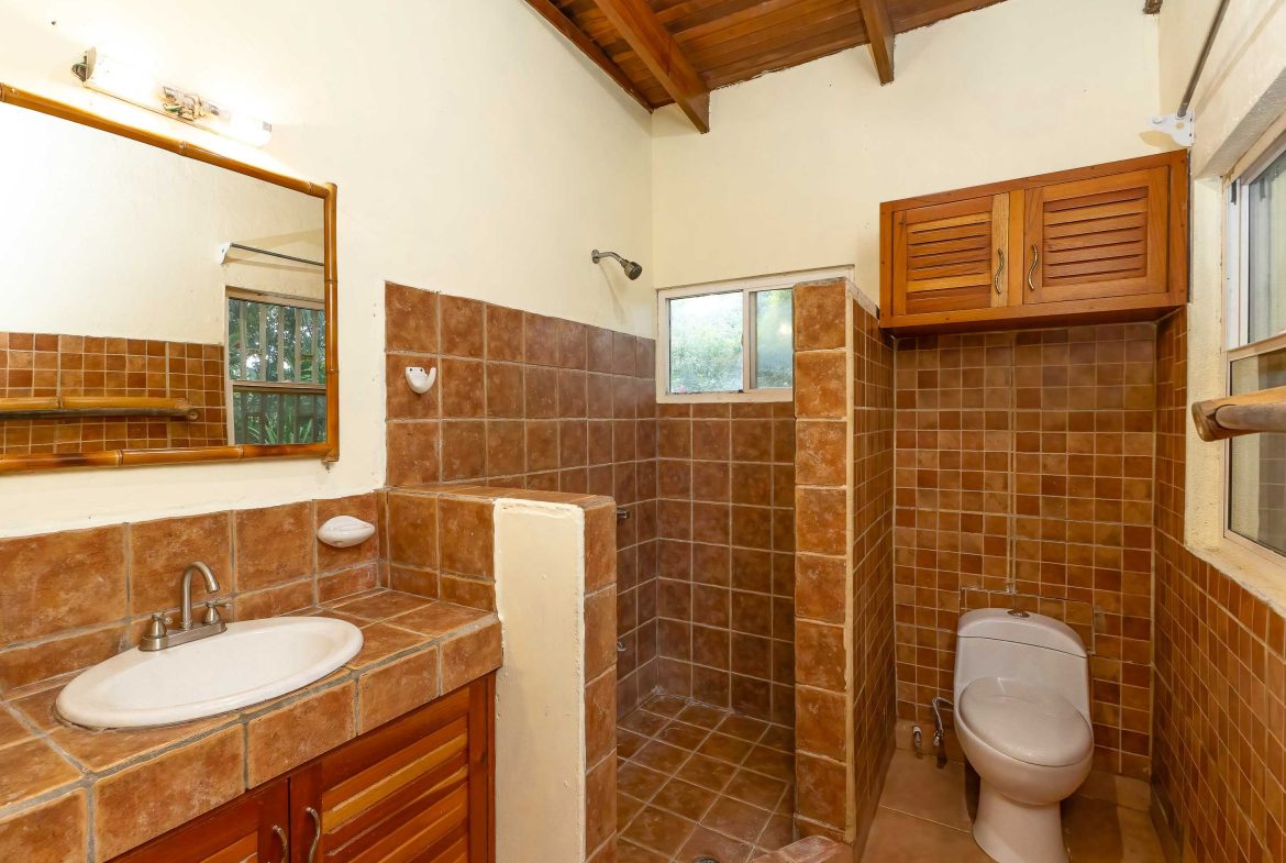 PROPERTY WITH TWO BEDROOM HOME NEAR TO MANUEL ANTONIO CENTER – 0.74 ACRES