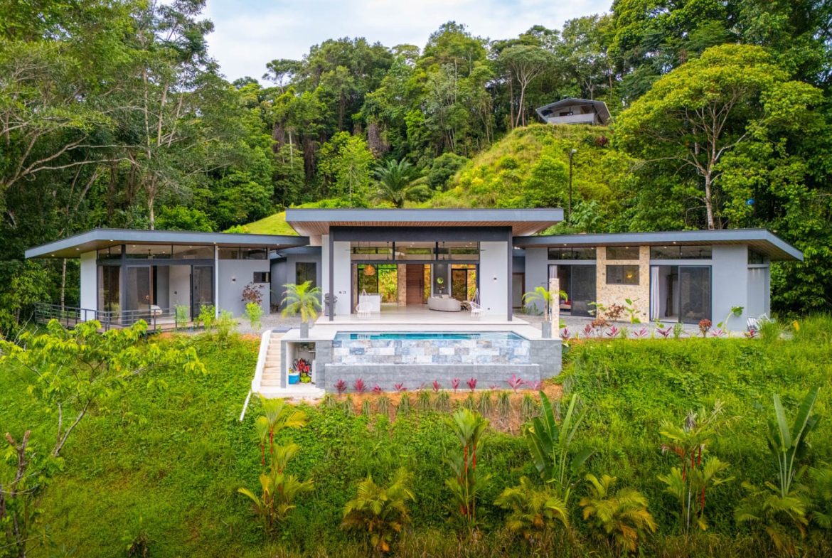 LUXURY PROPERTY WITH THREE BEDROOMS HOME AND MOUNTAIN VIEW, IN OJOCHAL 4.7 ACRES, Uvita, Costa Rica — photo 4
