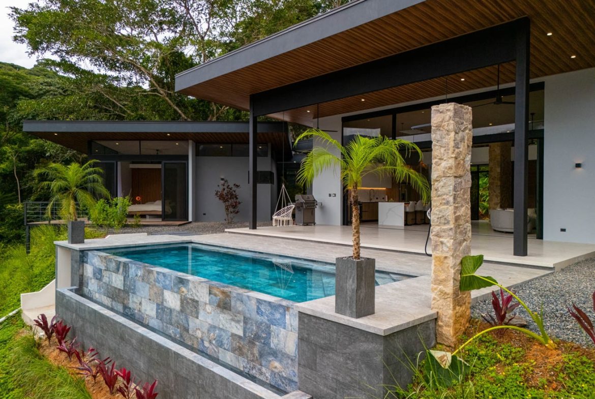 LUXURY PROPERTY WITH THREE BEDROOMS HOME AND MOUNTAIN VIEW, IN OJOCHAL 4.7 ACRES, Uvita, Costa Rica — photo 7