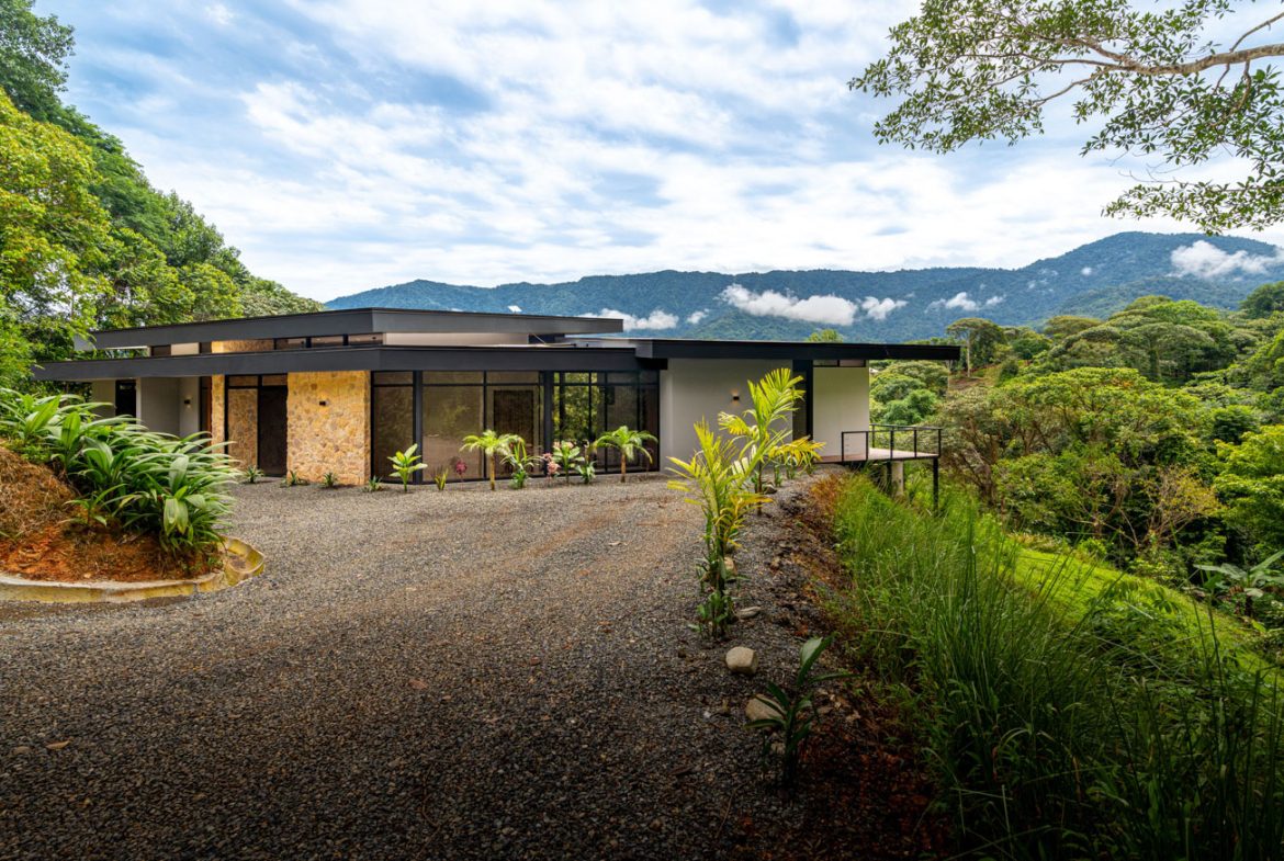 LUXURY PROPERTY WITH THREE BEDROOMS HOME AND MOUNTAIN VIEW, IN OJOCHAL 4.7 ACRES, Uvita, Costa Rica — photo 1