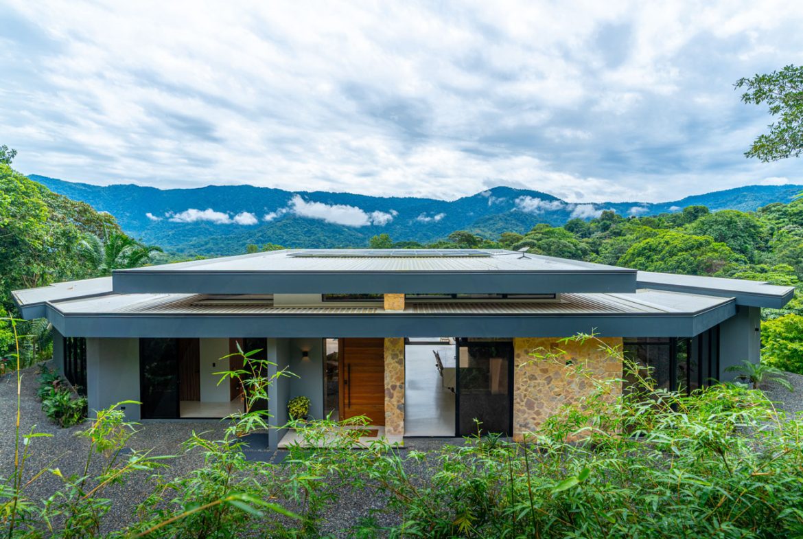 LUXURY PROPERTY WITH THREE BEDROOMS HOME AND MOUNTAIN VIEW, IN OJOCHAL 4.7 ACRES, Uvita, Costa Rica — photo 2