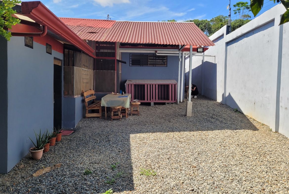 PROPERTY WITH THREE BEDROOMS HOME  AND FRUIT TREES, NEAR TO THE SAN ISIDRO – 0.03 ACRES, Uvita, Costa Rica — photo 1