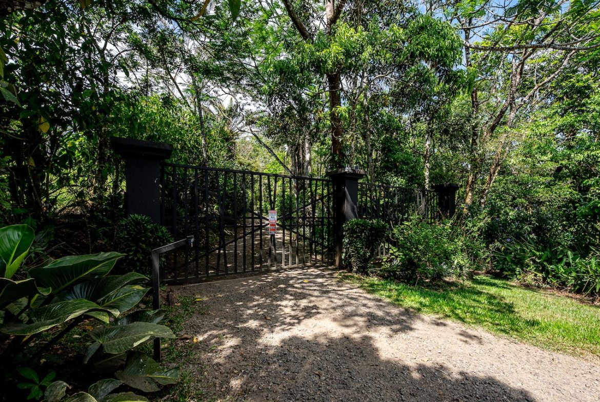 JUNGLE PROPERTY WITH IN FRONT ARENAL LAKE VIEW  AND GUEST GUEST HOUESE, IN TEJONA – 4.17 ACRES