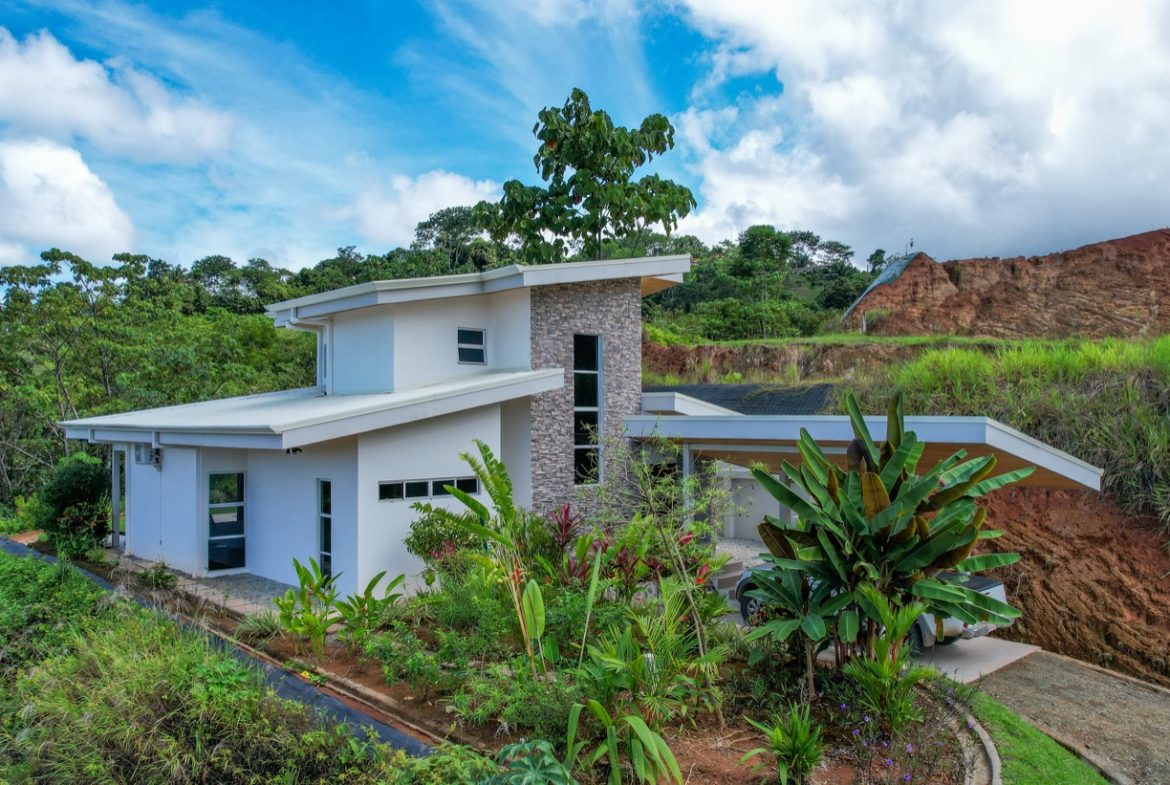 PROPERTY THREE BEDROOM HOME WITH OCEAN AND VALLEY VIEWS, IN CHONTALES – 0.29 ACRES