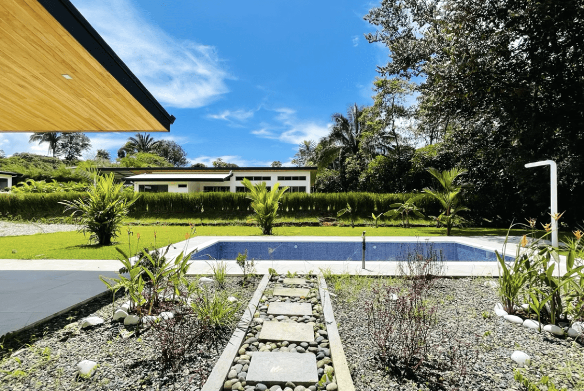 PROPERTY WITH MOUNTAIN VIEWS AND POOL, IN OJOCHAL – 0.3 ACRES, Uvita, Costa Rica — photo 4