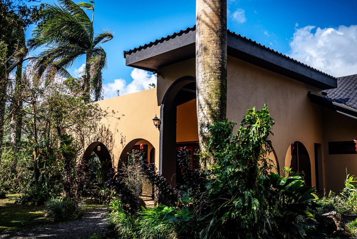 JUNGLE PROPERTY WITH IN FRONT ARENAL LAKE VIEW  AND GUEST GUEST HOUESE, IN TEJONA – 4.17 ACRES