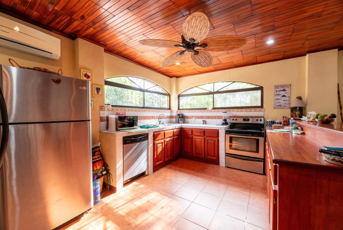 TWO FLOOR PROPERTY WITH THREE BEDROOM HOME AND MOUNTAIN VIEWS, IN PLATANILLO – 0.40 ACRES, Uvita, Costa Rica — photo 8