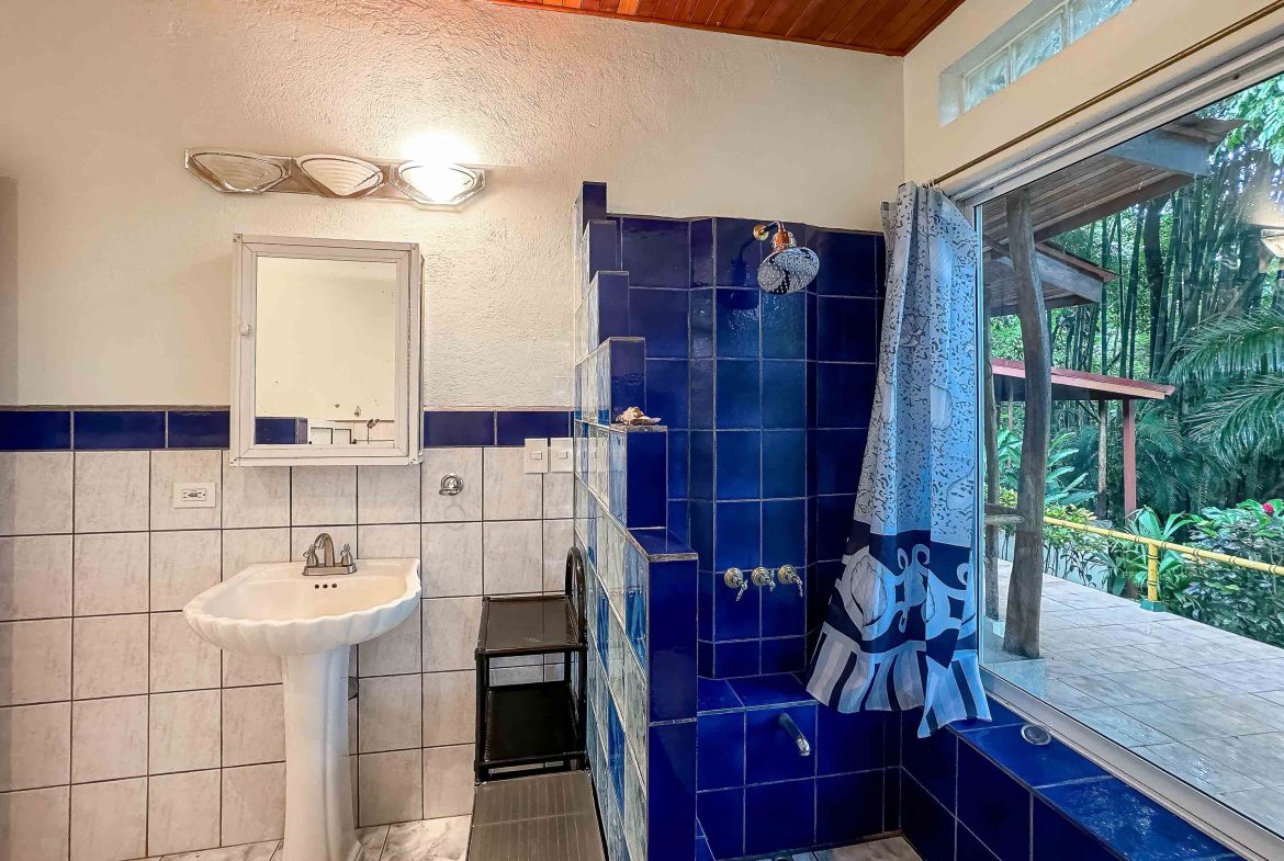 PROPERTY WITH TWO BEDROOM HOME NEAR TO MANUEL ANTONIO CENTER – 0.74 ACRES