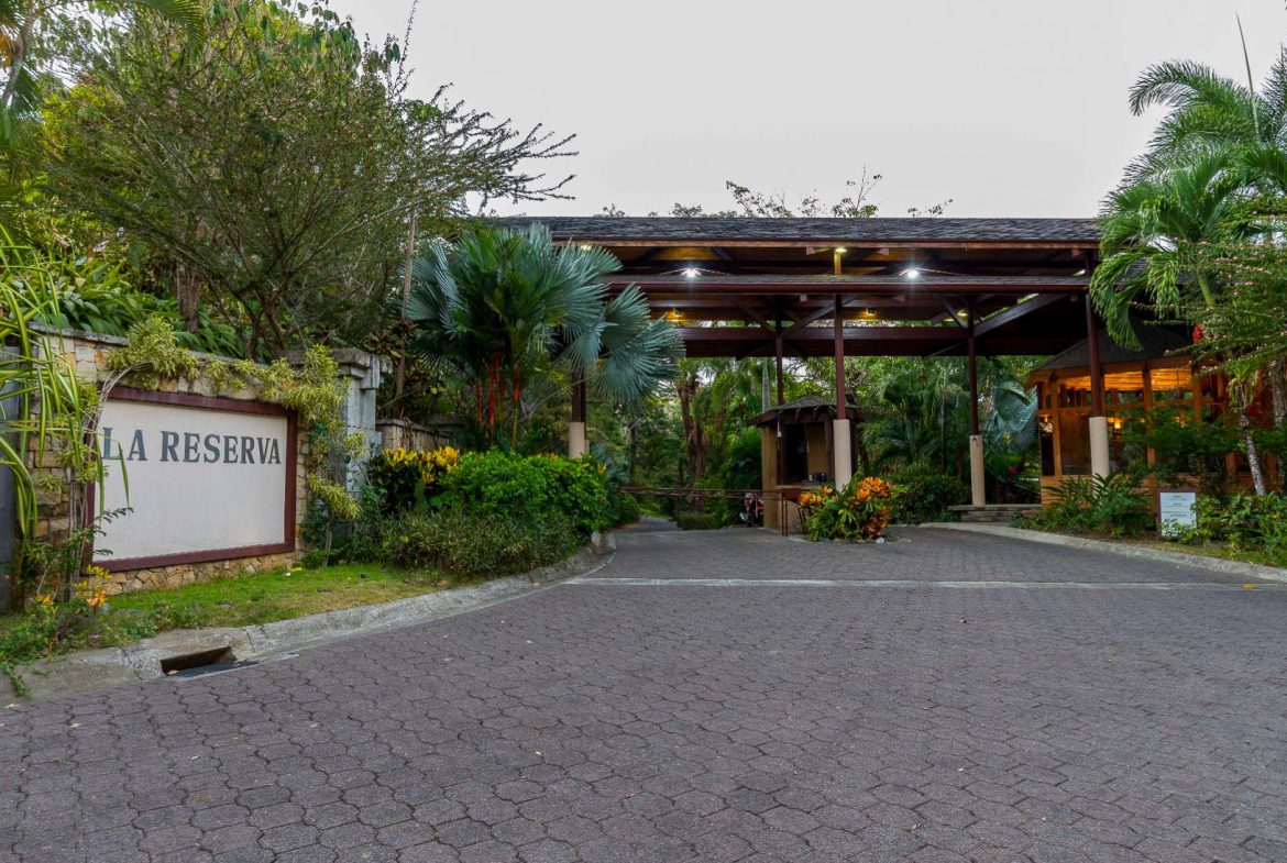 JUNGLE PROPERTY IN GATED COMMUNITY, IN QUEPOS – 0.15 ACRES