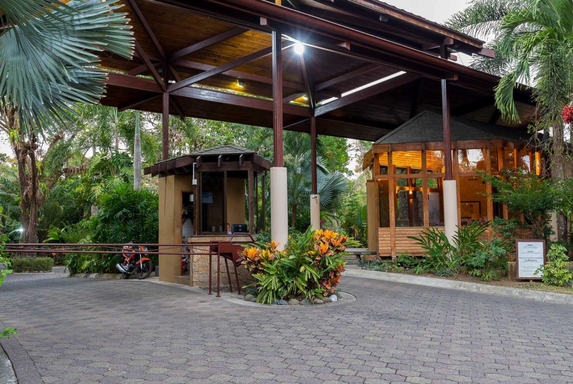 JUNGLE PROPERTY IN GATED COMMUNITY, IN QUEPOS – 0.15 ACRES