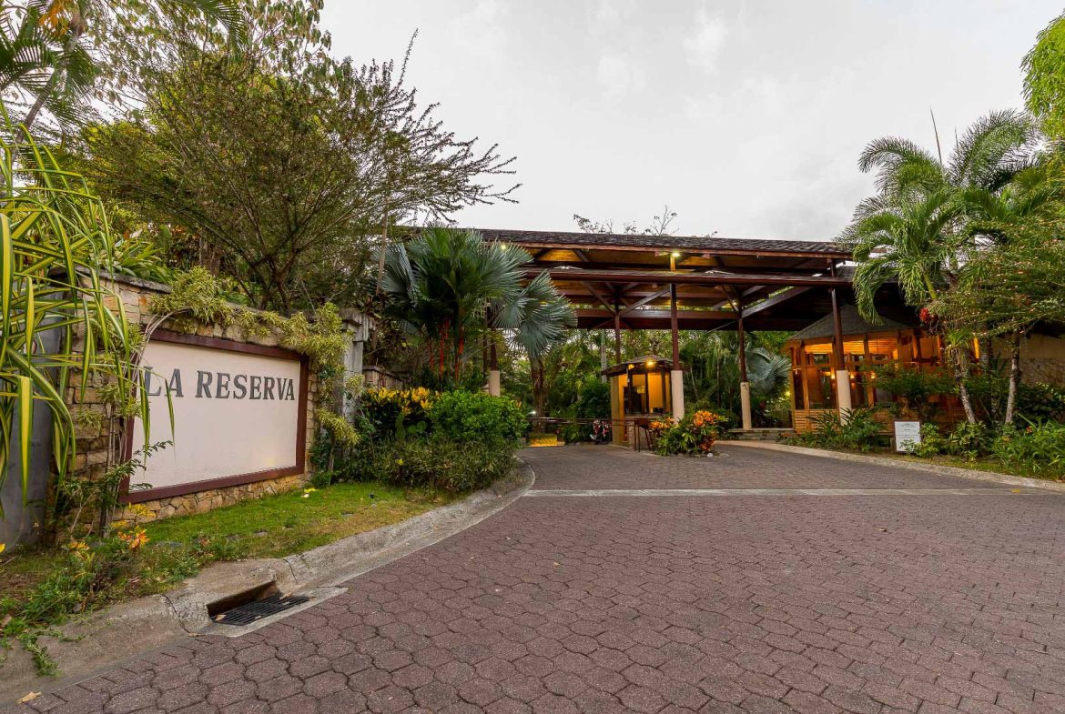 JUNGLE PROPERTY IN GATED COMMUNITY, IN QUEPOS – 0.15 ACRES