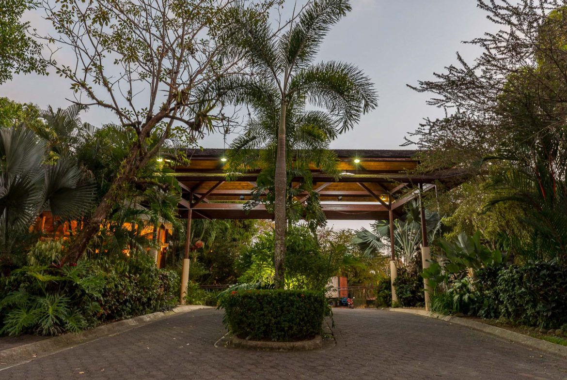JUNGLE PROPERTY IN GATED COMMUNITY, IN QUEPOS – 0.15 ACRES