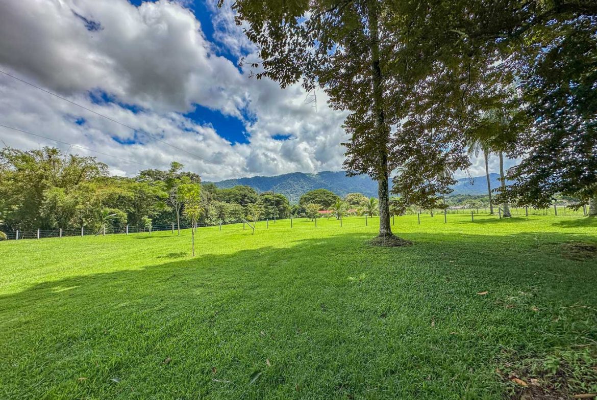 LANDSCAPE PROPERTY WITH MOUNTAIN VIEWS, IN PALMAR SUR – 3.7 ACRES