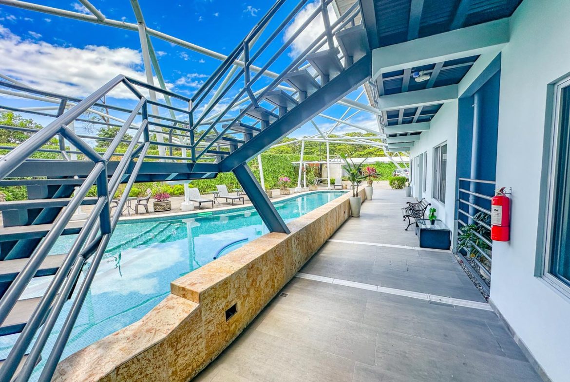 HOTEL PROPERTY WITH TWENTY TWO BEDROOM, NEAR TO THE TOWN , IN UVITA – 0.35 ACRES