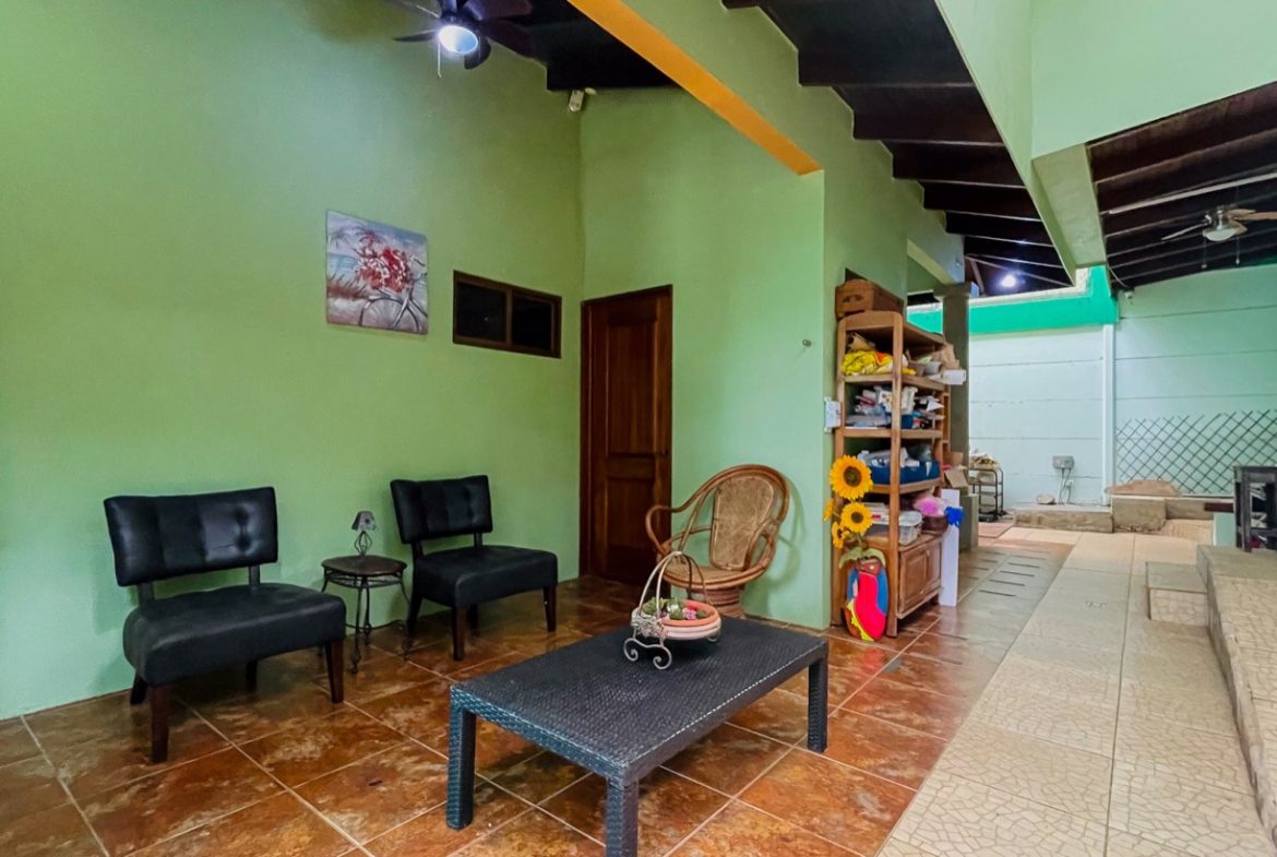 PROPERTY WITH THREE BEDROOM HOME AND PUBLIC ROAD IN FRONT, IN UVITA – 0.24 ACRES