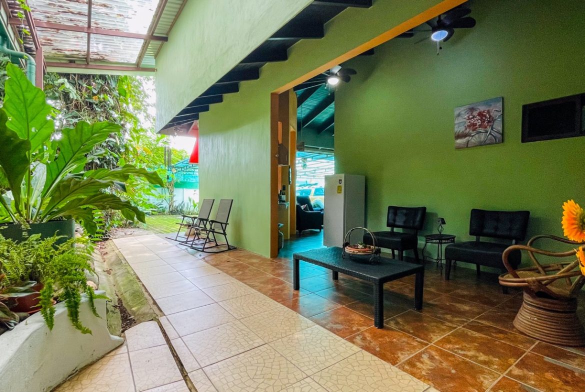 PROPERTY WITH THREE BEDROOM HOME AND PUBLIC ROAD IN FRONT, IN UVITA – 0.24 ACRES