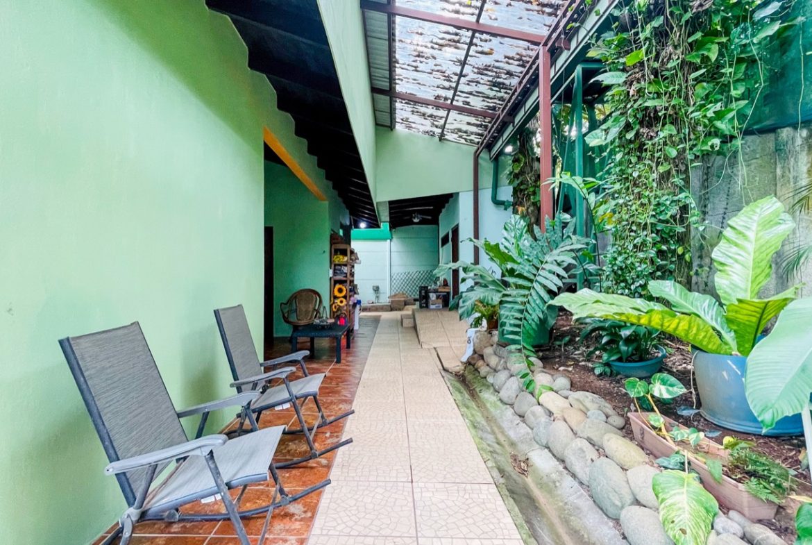 PROPERTY WITH THREE BEDROOM HOME AND PUBLIC ROAD IN FRONT, IN UVITA – 0.24 ACRES