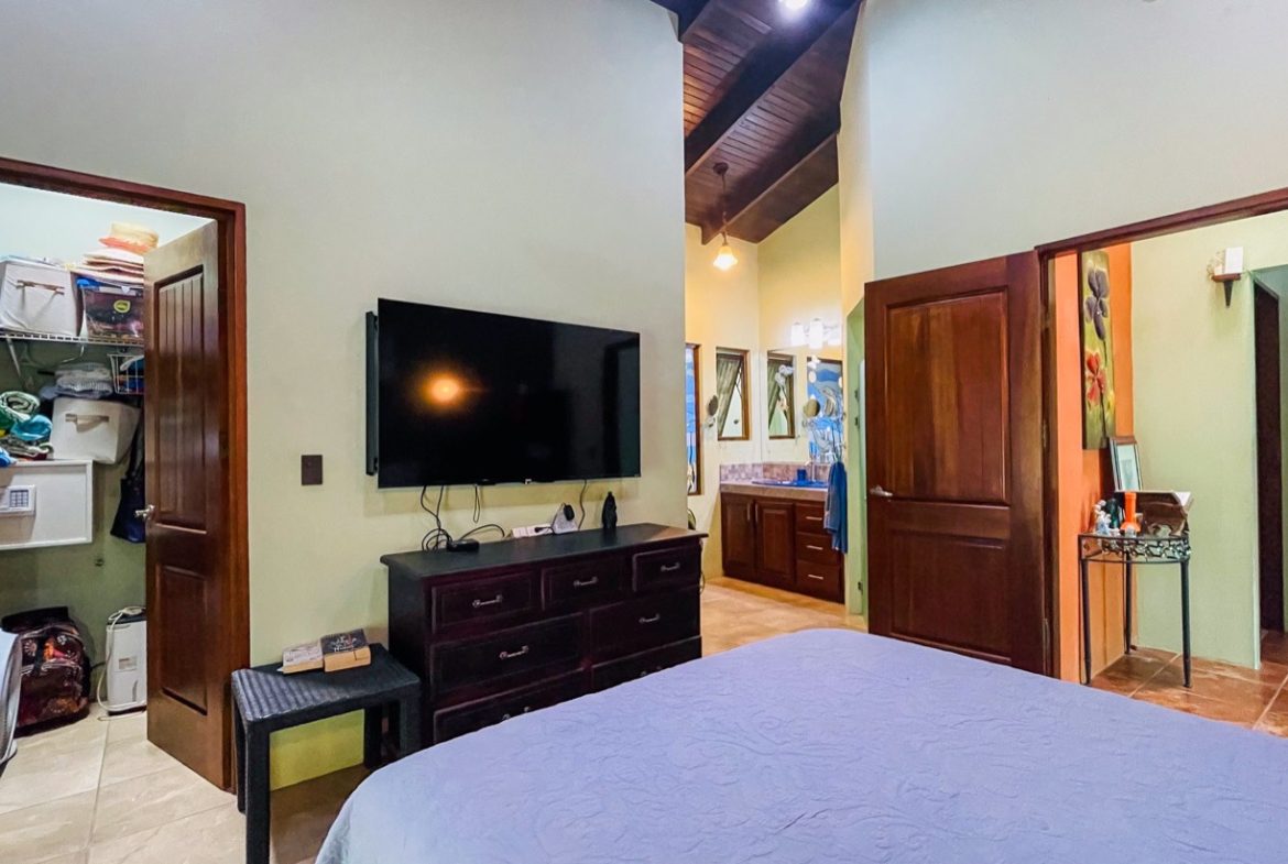 PROPERTY WITH THREE BEDROOM HOME AND PUBLIC ROAD IN FRONT, IN UVITA – 0.24 ACRES