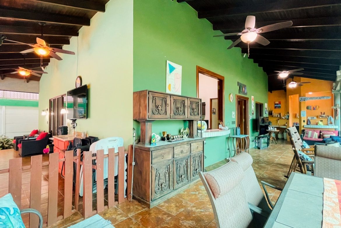 PROPERTY WITH THREE BEDROOM HOME AND PUBLIC ROAD IN FRONT, IN UVITA – 0.24 ACRES