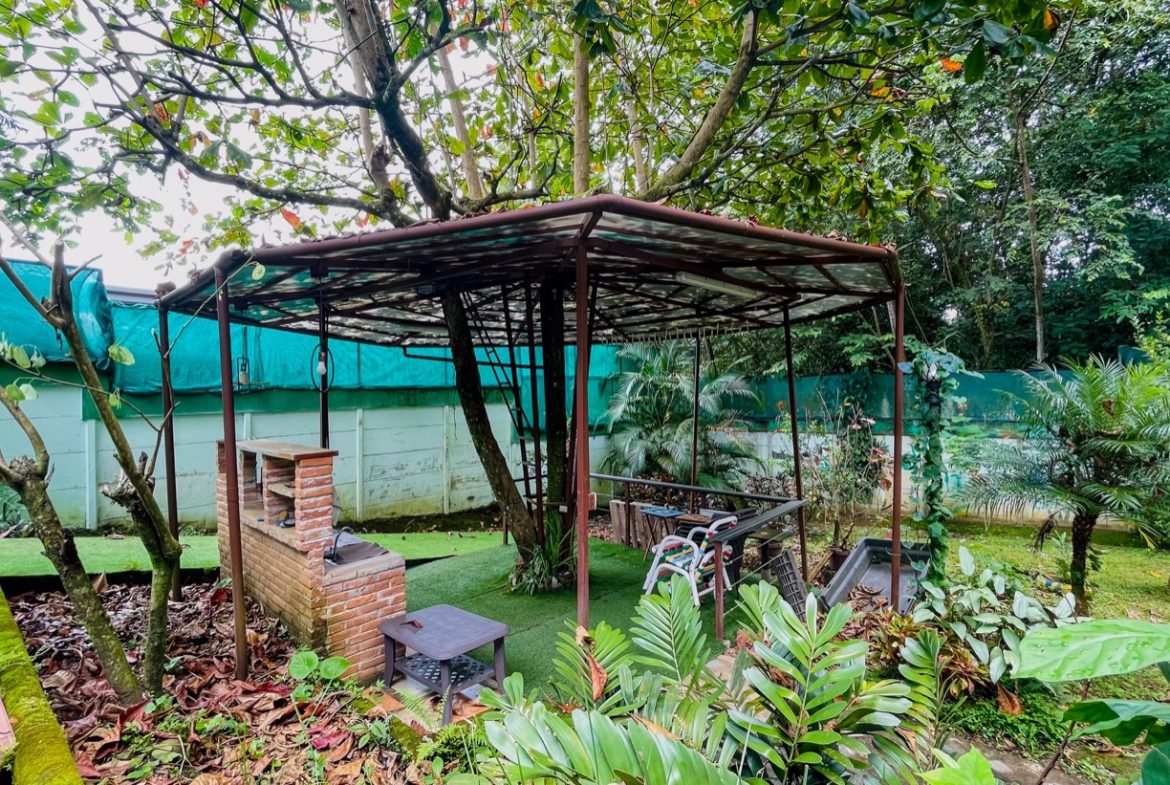 PROPERTY WITH THREE BEDROOM HOME AND PUBLIC ROAD IN FRONT, IN UVITA – 0.24 ACRES