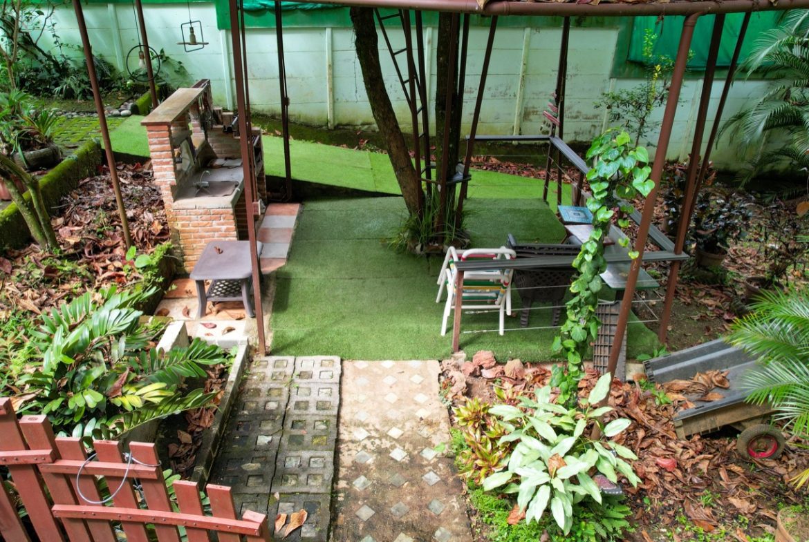 PROPERTY WITH THREE BEDROOM HOME AND PUBLIC ROAD IN FRONT, IN UVITA – 0.24 ACRES