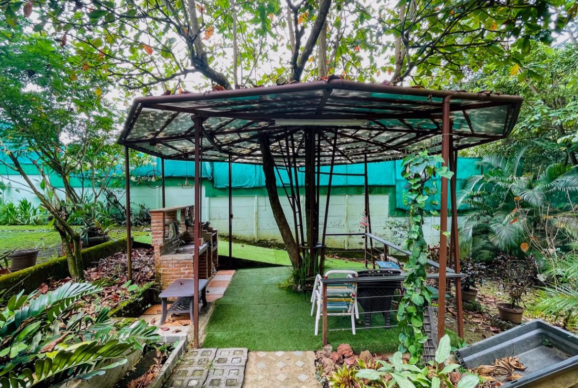 PROPERTY WITH THREE BEDROOM HOME AND PUBLIC ROAD IN FRONT, IN UVITA – 0.24 ACRES