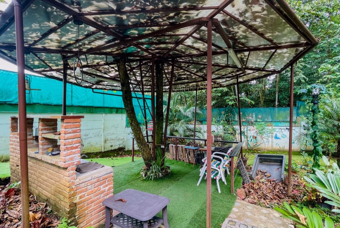 PROPERTY WITH THREE BEDROOM HOME AND PUBLIC ROAD IN FRONT, IN UVITA – 0.24 ACRES