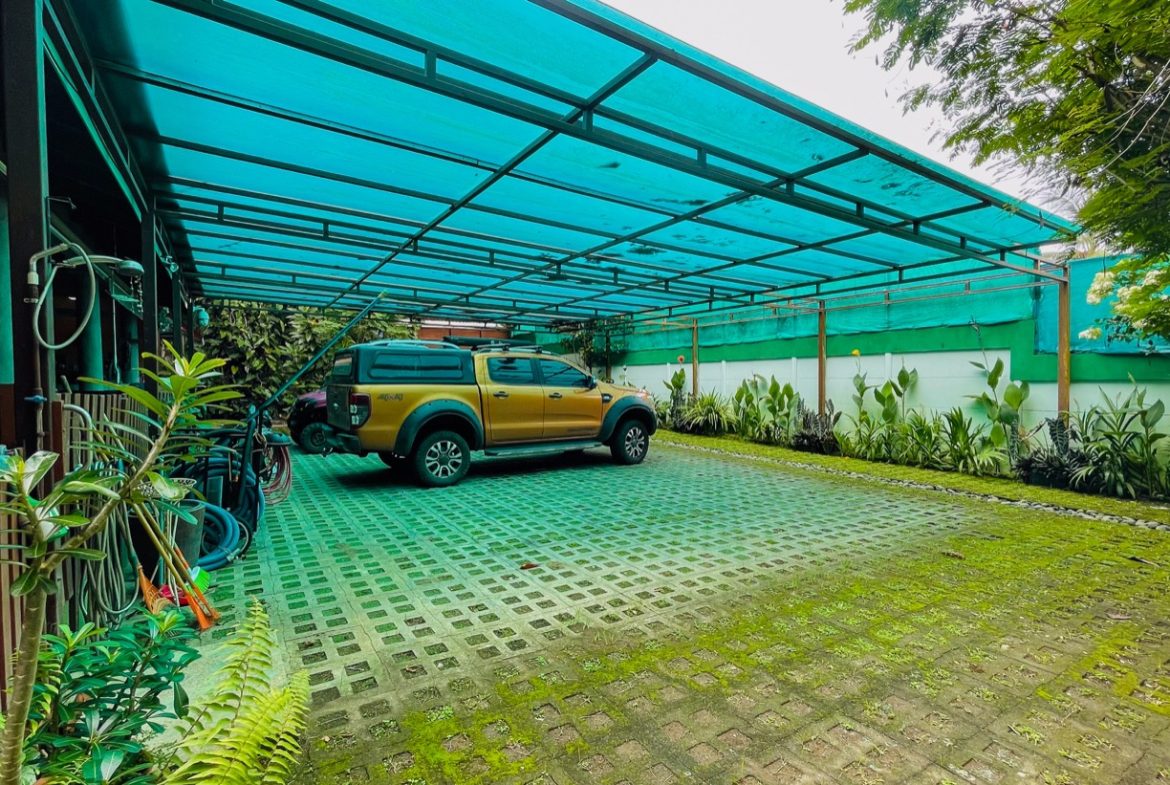 PROPERTY WITH THREE BEDROOM HOME AND PUBLIC ROAD IN FRONT, IN UVITA – 0.24 ACRES