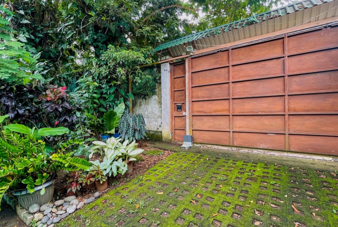 PROPERTY WITH THREE BEDROOM HOME AND PUBLIC ROAD IN FRONT, IN UVITA – 0.24 ACRES