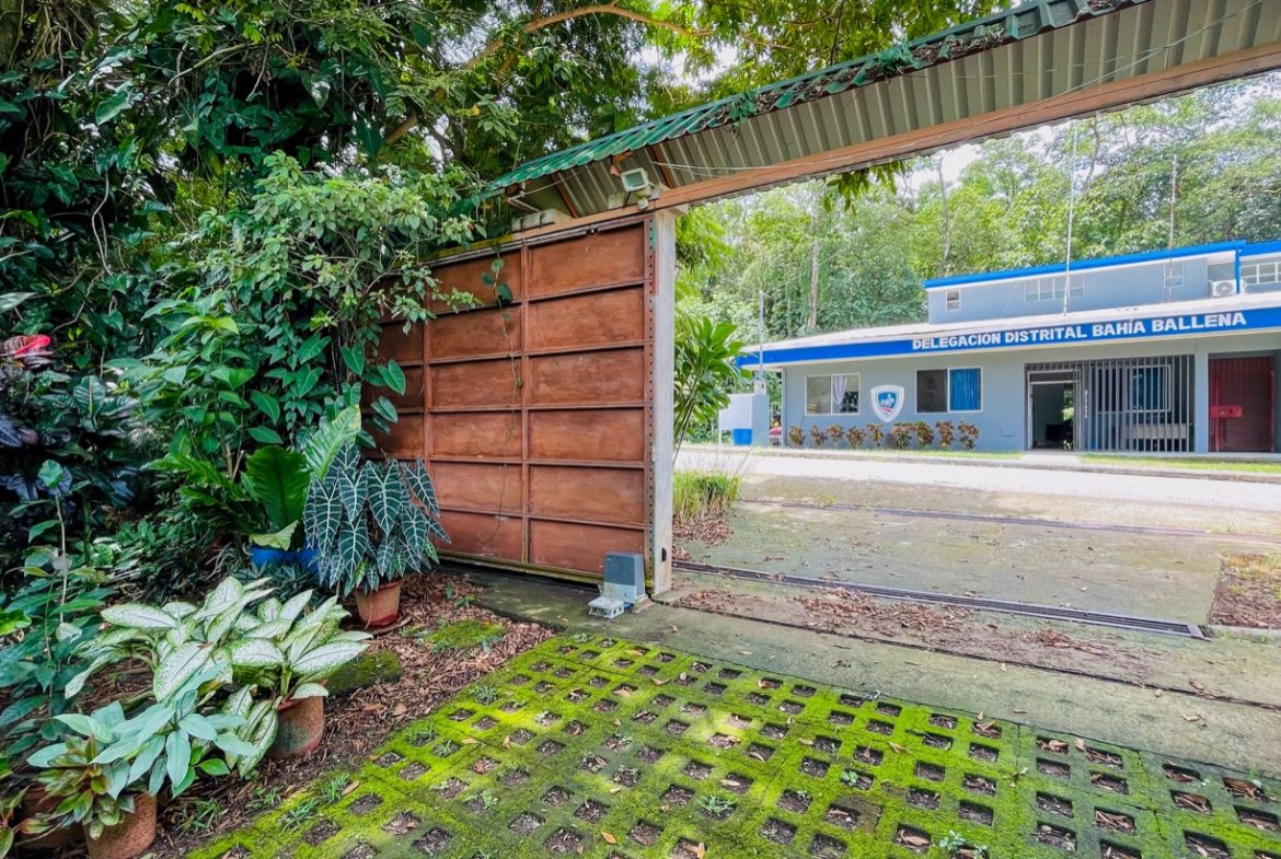 PROPERTY WITH THREE BEDROOM HOME AND PUBLIC ROAD IN FRONT, IN UVITA – 0.24 ACRES