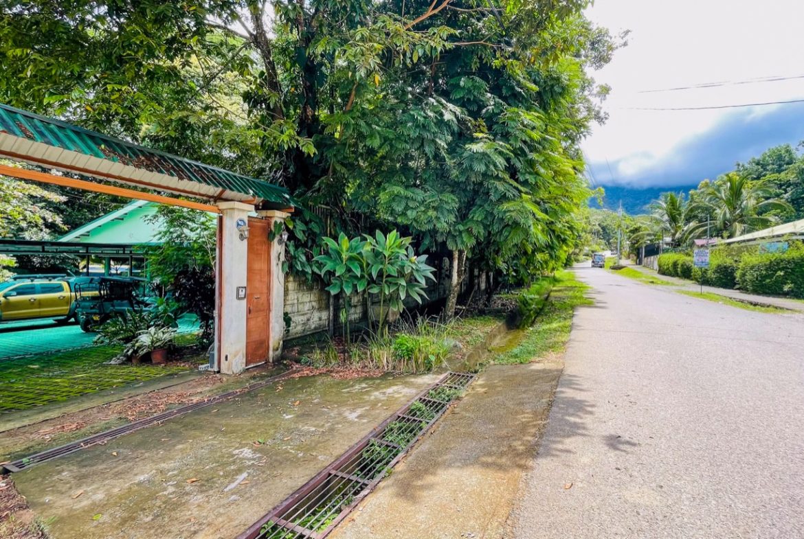 PROPERTY WITH THREE BEDROOM HOME AND PUBLIC ROAD IN FRONT, IN UVITA – 0.24 ACRES