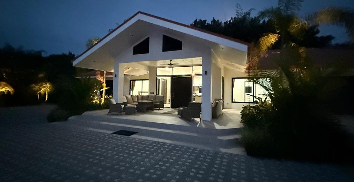 LANDSCAPE PROPERTY WITH POOL AND GUEST HOUSE CASA BLANCA, IN MATAPALO – 1.23 ACRES