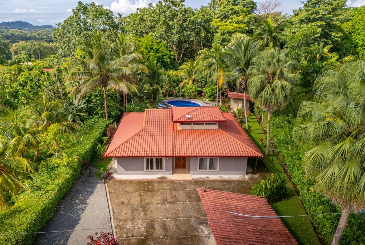 PROPERTY WITH THREE BEDROOM HOME NEAR TO THE OJOCHAL CENTER – 0.37 ACRES, Uvita, Costa Rica — photo 2