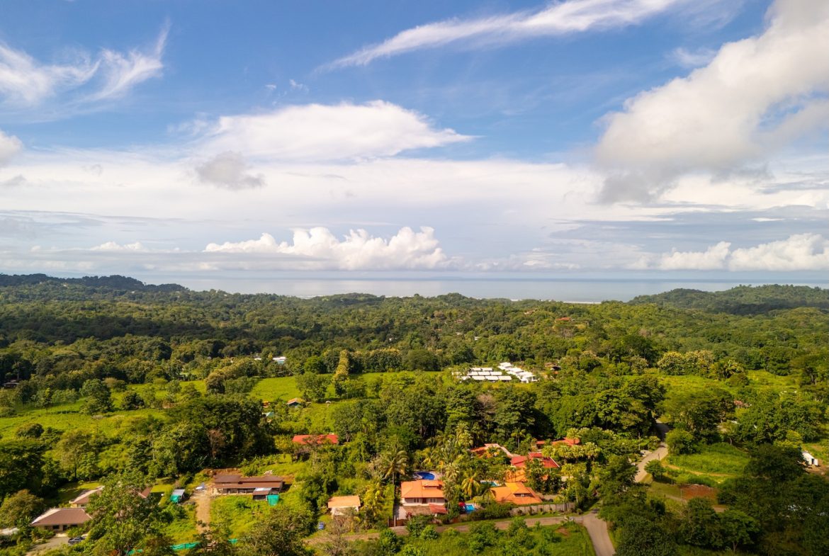 PROPERTY WITH THREE BEDROOM HOME NEAR TO THE OJOCHAL CENTER – 0.37 ACRES, Uvita, Costa Rica — photo 3