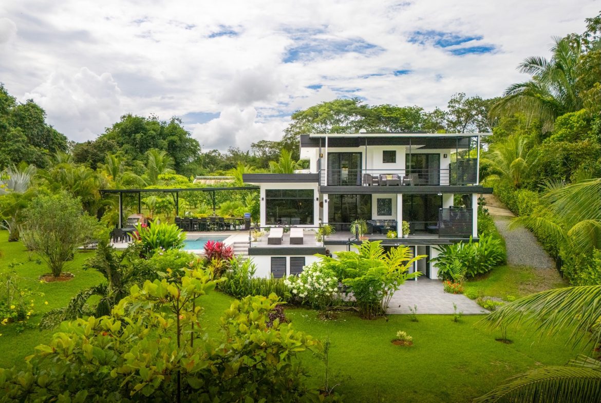 TWO FLOOR PROPERTY WITH FOUR BEDROOM AND FRUIT TREES, IN OJOCHAL – 1.02 ACRES, Uvita, Costa Rica — photo 3
