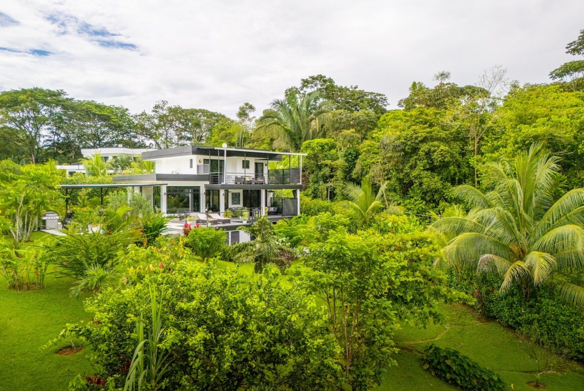 TWO FLOOR PROPERTY WITH FOUR BEDROOM AND FRUIT TREES, IN OJOCHAL – 1.02 ACRES, Uvita, Costa Rica — photo 4