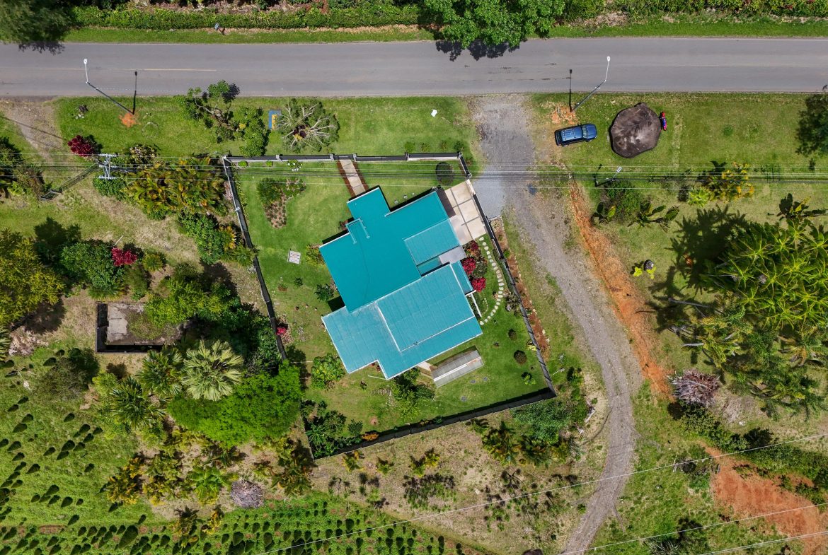5-BEDROOM CHIRRIPO MOUNTAIN VIEW HOME WITH EASY ACCESS, PREMIUM FINISHES, FRUIT TREES AND LANSCAPED – 0.22 ACRES, Uvita, Costa Rica — photo 4