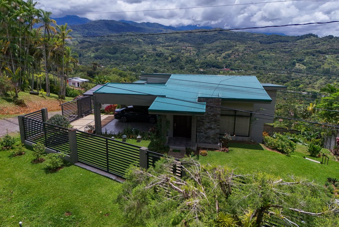 5-BEDROOM CHIRRIPO MOUNTAIN VIEW HOME WITH EASY ACCESS, PREMIUM FINISHES, FRUIT TREES AND LANSCAPED – 0.22 ACRES