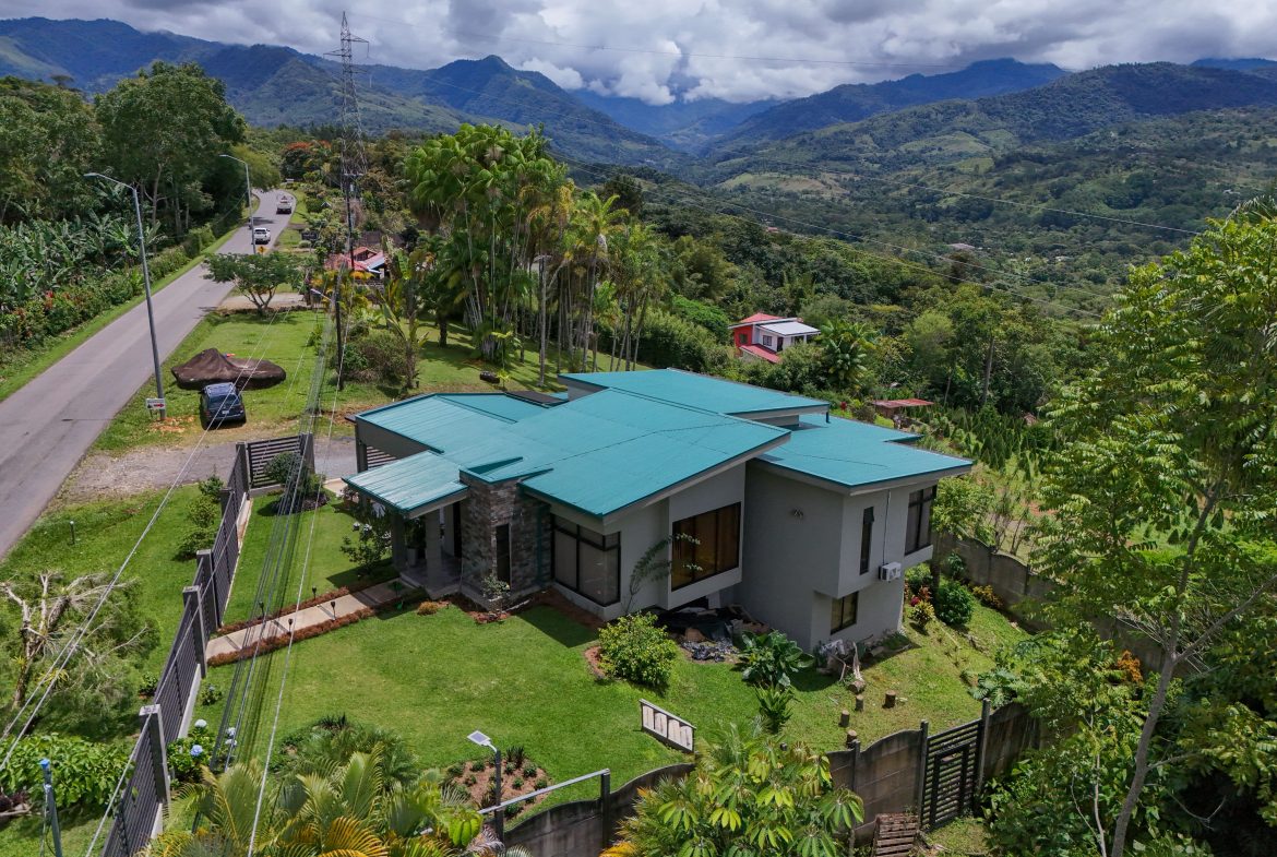 5-BEDROOM CHIRRIPO MOUNTAIN VIEW HOME WITH EASY ACCESS, PREMIUM FINISHES, FRUIT TREES AND LANSCAPED – 0.22 ACRES, Uvita, Costa Rica — photo 3