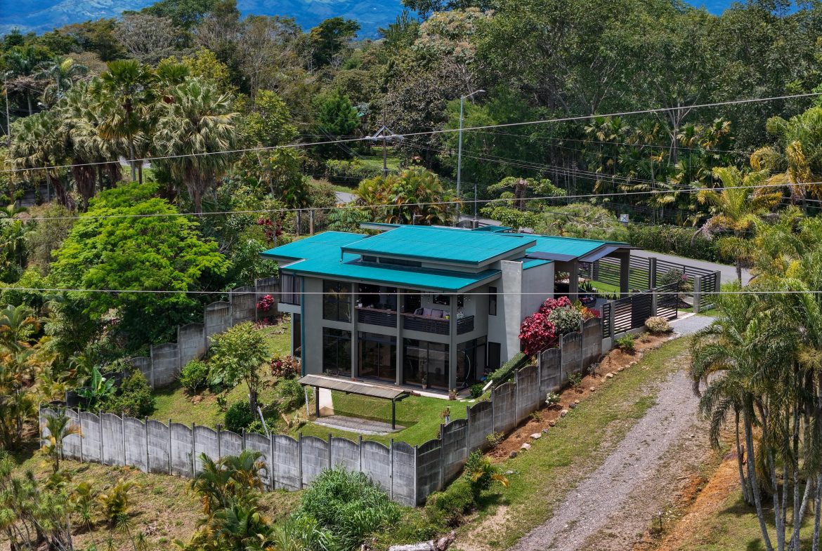5-BEDROOM CHIRRIPO MOUNTAIN VIEW HOME WITH EASY ACCESS, PREMIUM FINISHES, FRUIT TREES AND LANSCAPED – 0.22 ACRES