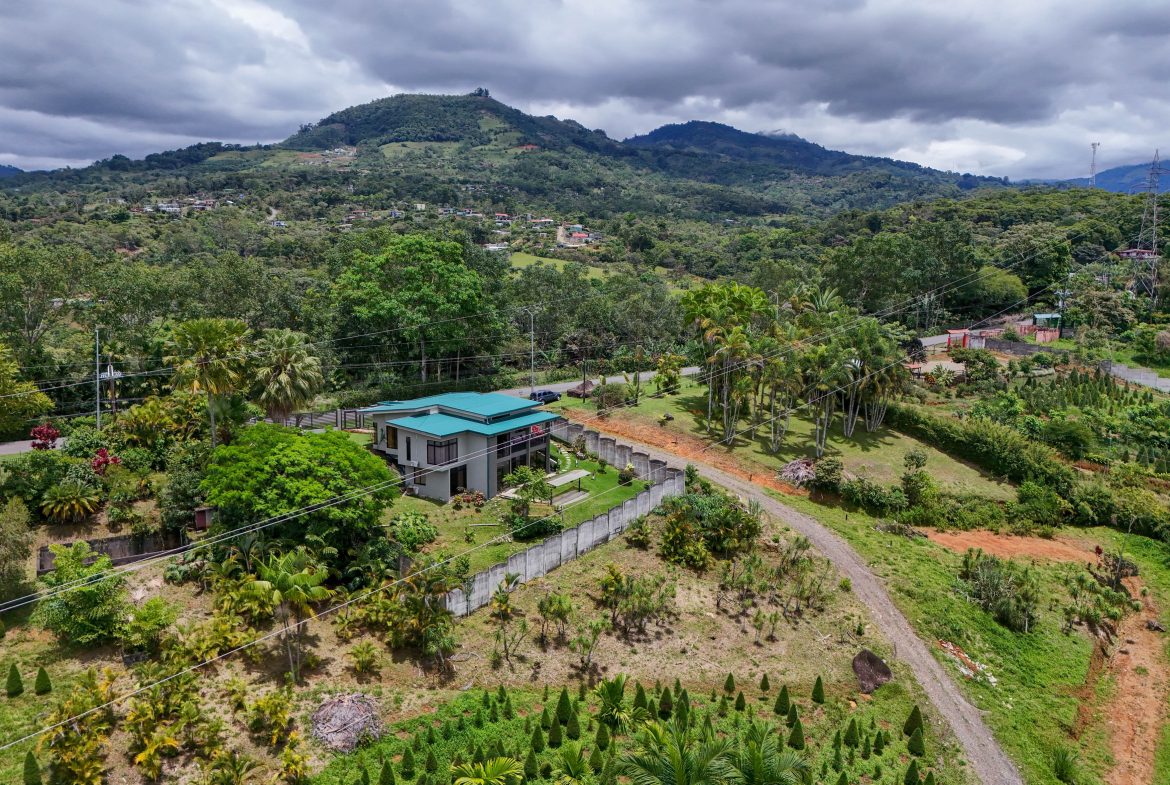 5-BEDROOM CHIRRIPO MOUNTAIN VIEW HOME WITH EASY ACCESS, PREMIUM FINISHES, FRUIT TREES AND LANSCAPED – 0.22 ACRES