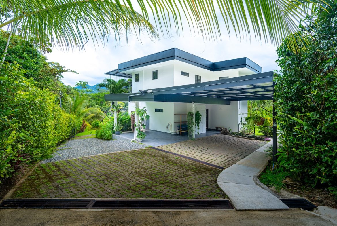 TWO FLOOR PROPERTY WITH FOUR BEDROOM AND FRUIT TREES, IN OJOCHAL – 1.02 ACRES, Uvita, Costa Rica — photo 6