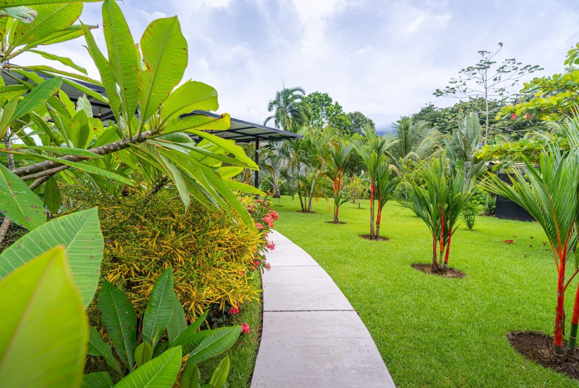TWO FLOOR PROPERTY WITH FOUR BEDROOM AND FRUIT TREES, IN OJOCHAL – 1.02 ACRES, Uvita, Costa Rica — photo 8