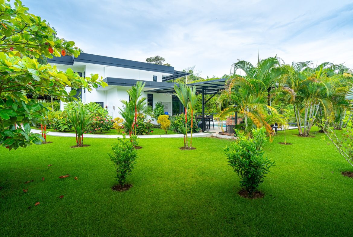 TWO FLOOR PROPERTY WITH FOUR BEDROOM AND FRUIT TREES, IN OJOCHAL – 1.02 ACRES, Uvita, Costa Rica — photo 5