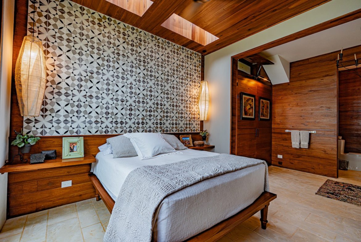 PROPERTY TWO FLOOR WITH TWO BEDROOM AND ADDITIONAL LOT SIZE NEXT TO PROPERTY, IN ESCALERAS – 3 ACRES