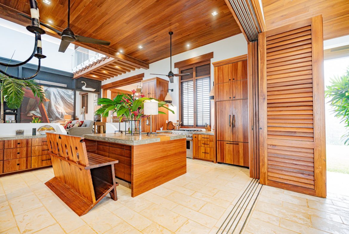 PROPERTY TWO FLOOR WITH TWO BEDROOM AND ADDITIONAL LOT SIZE NEXT TO PROPERTY, IN ESCALERAS – 3 ACRES
