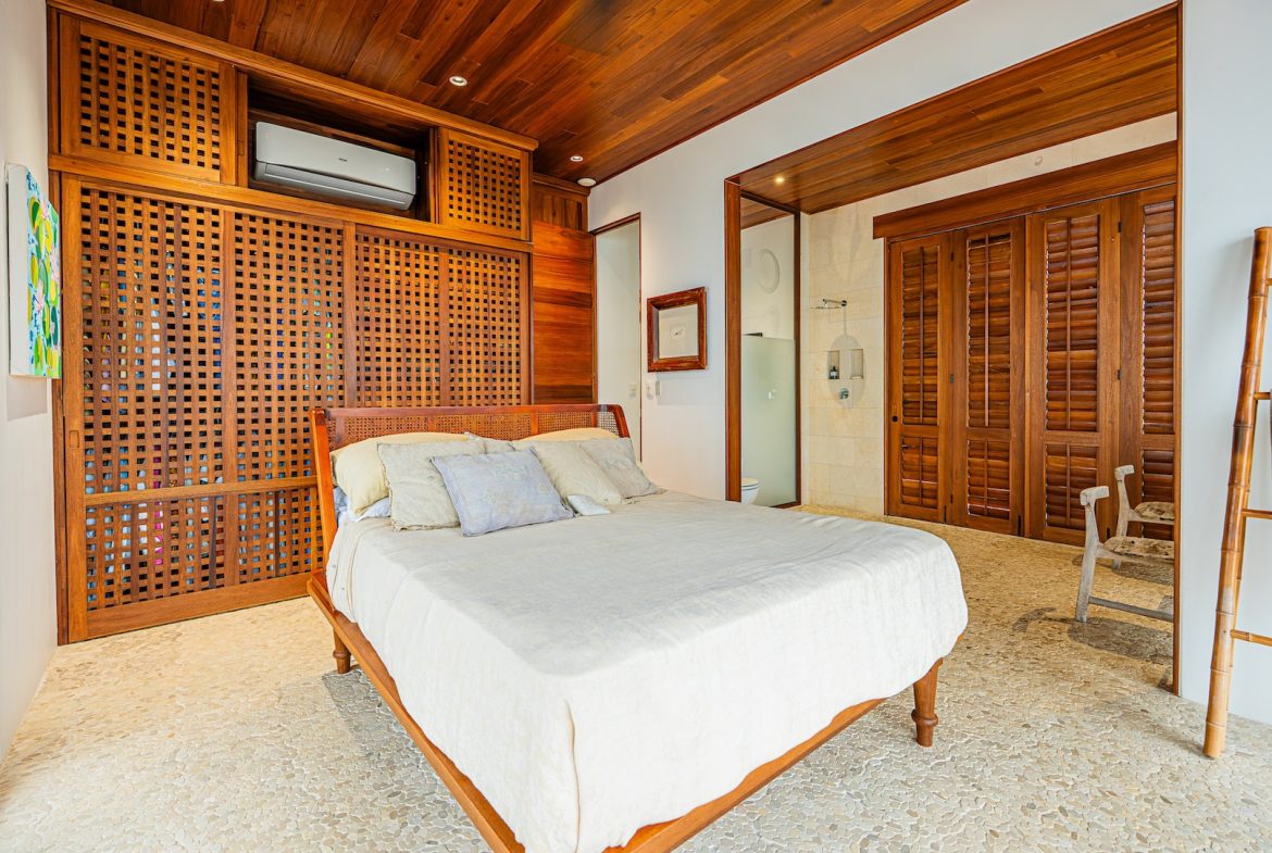 PROPERTY TWO FLOOR WITH TWO BEDROOM AND ADDITIONAL LOT SIZE NEXT TO PROPERTY, IN ESCALERAS – 3 ACRES